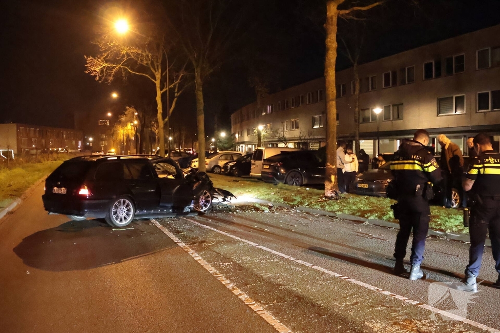 Bestuurder gewond na ongeval met auto tegen boom
