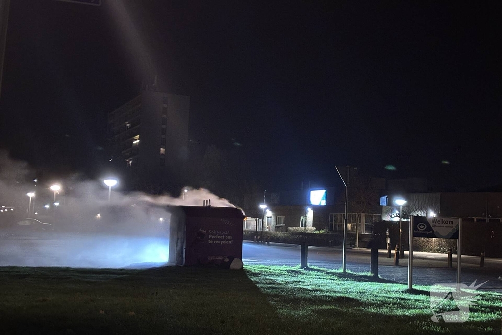 Rookontwikkeling en uitslaande brand in kledingcontainer