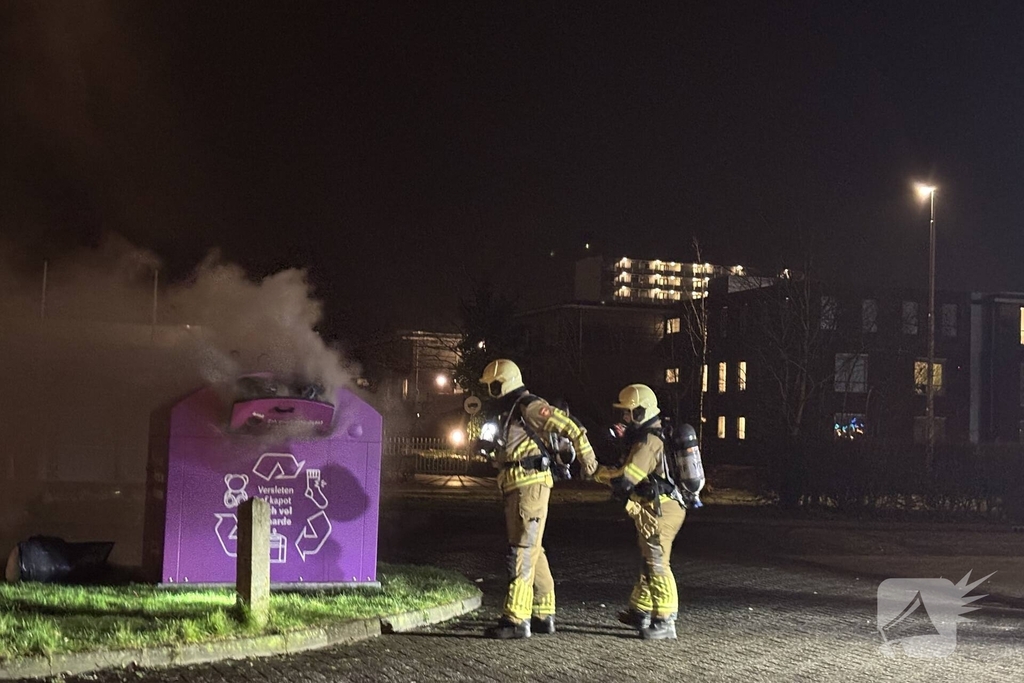 Rookontwikkeling en uitslaande brand in kledingcontainer
