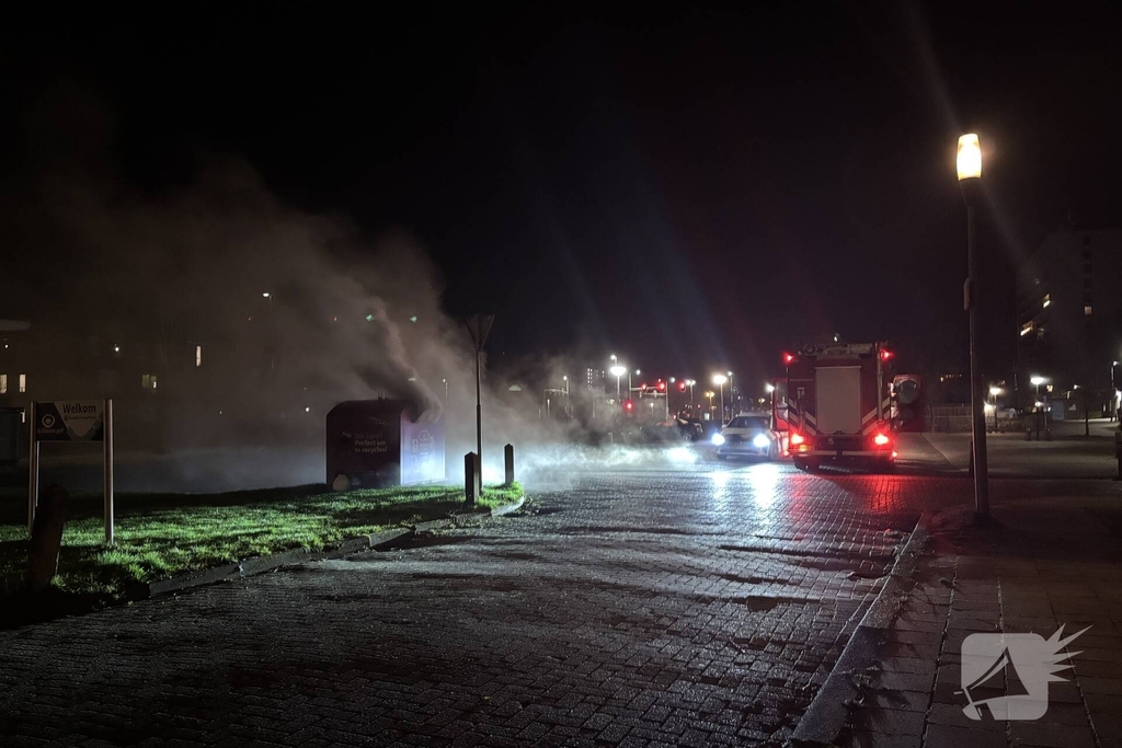 Rookontwikkeling en uitslaande brand in kledingcontainer