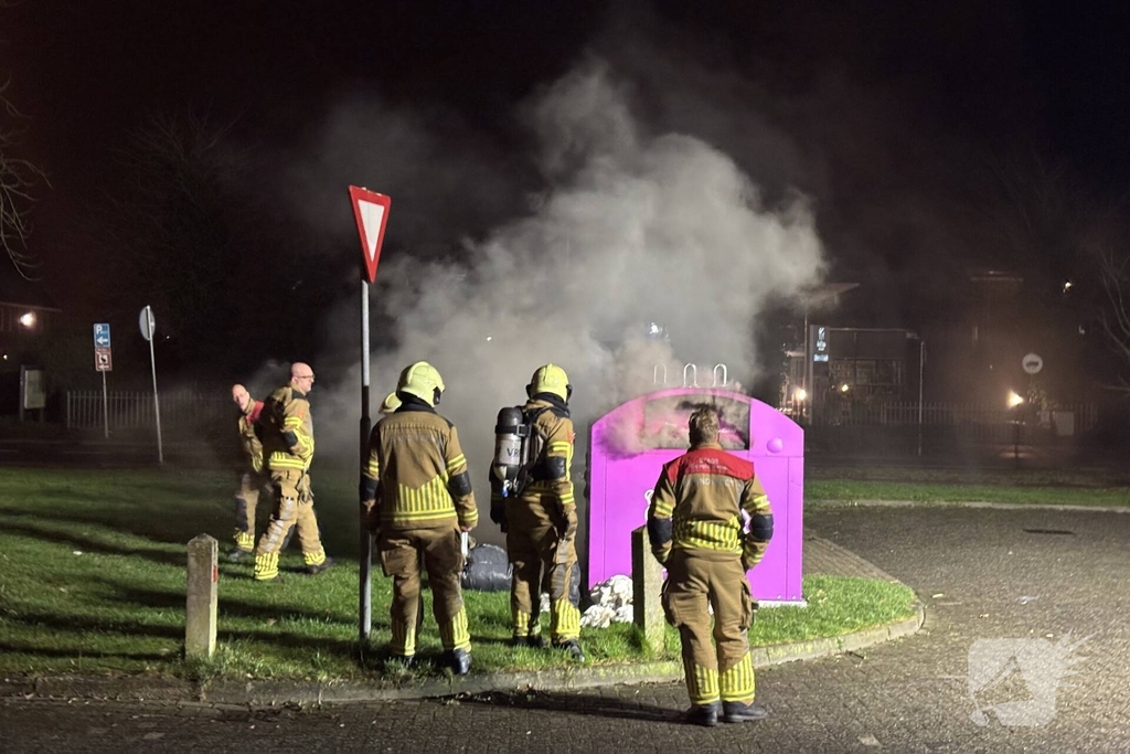 Rookontwikkeling en uitslaande brand in kledingcontainer
