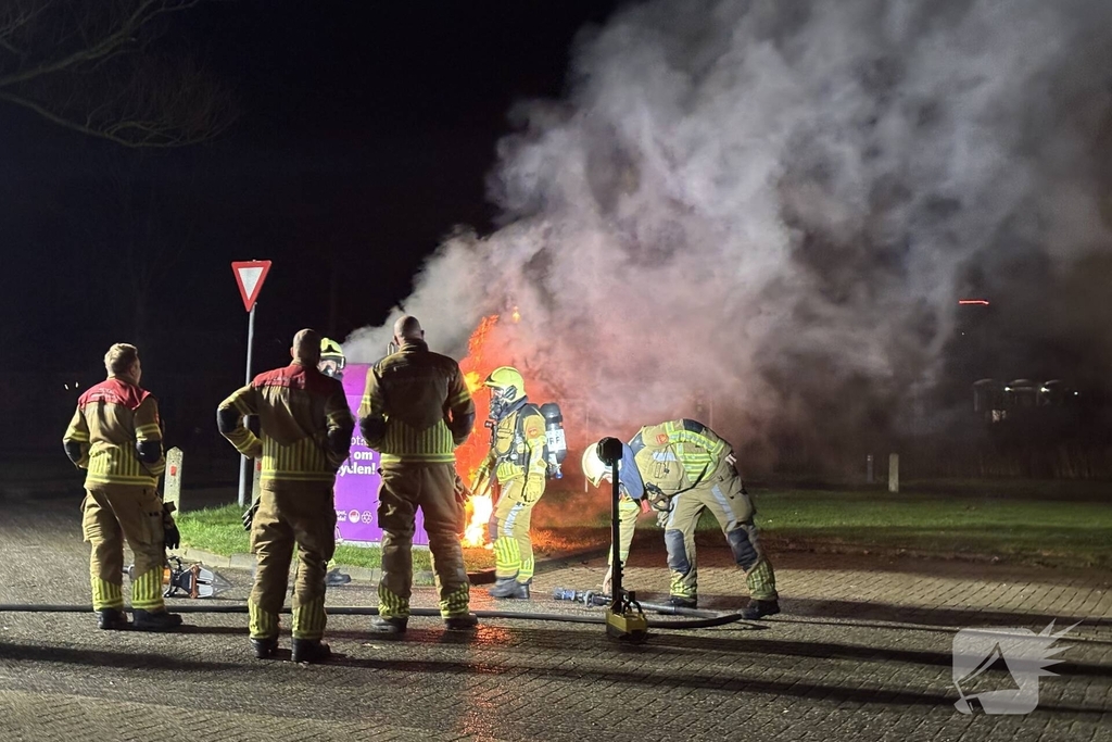 Rookontwikkeling en uitslaande brand in kledingcontainer