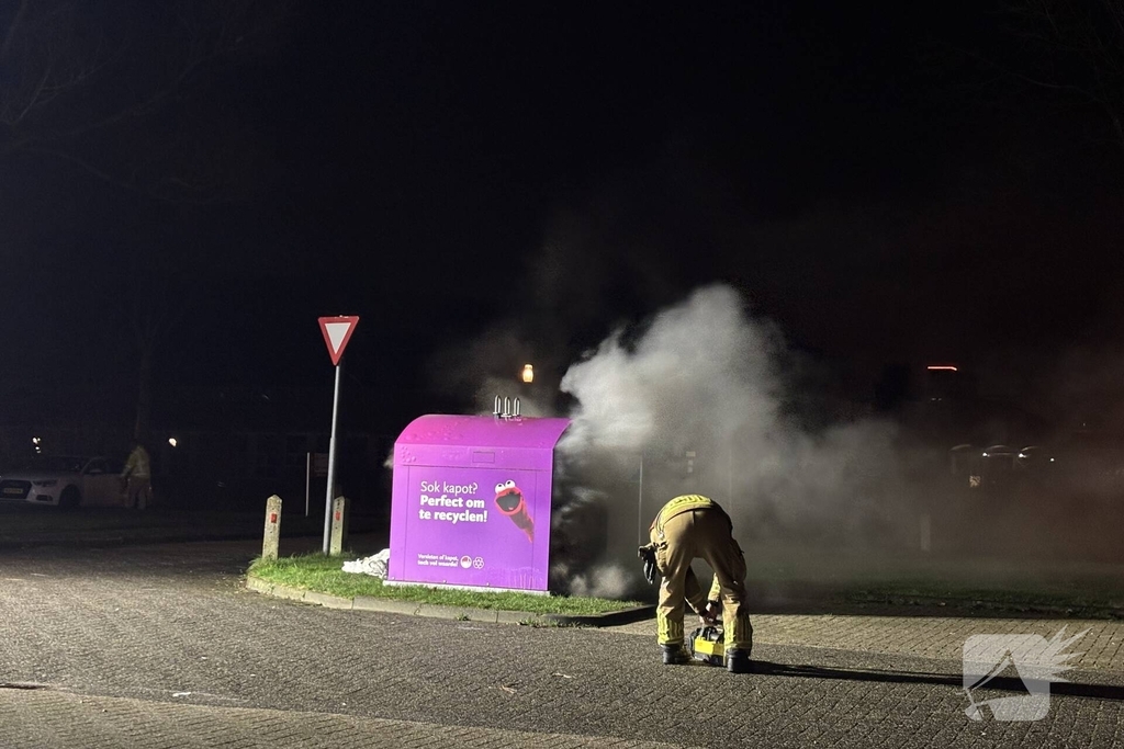 Rookontwikkeling en uitslaande brand in kledingcontainer