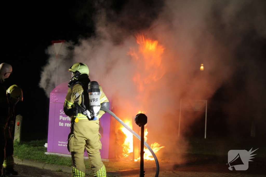 Rookontwikkeling en uitslaande brand in kledingcontainer