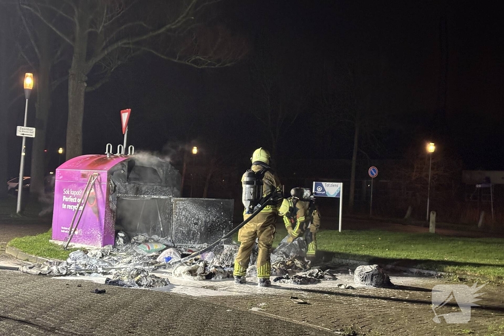 Rookontwikkeling en uitslaande brand in kledingcontainer