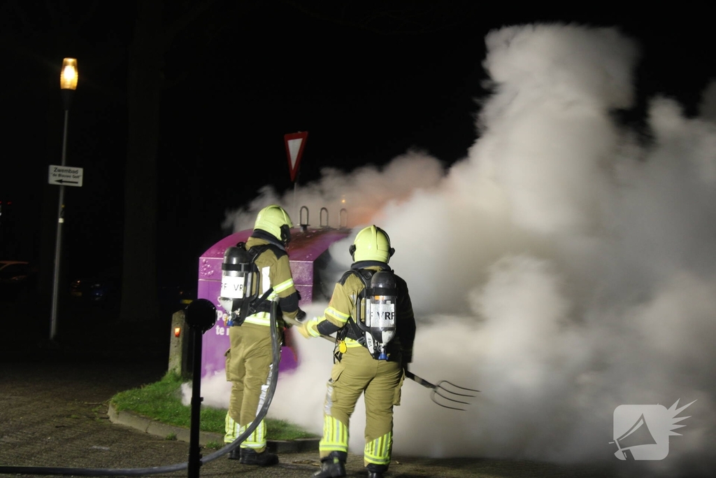 Rookontwikkeling en uitslaande brand in kledingcontainer