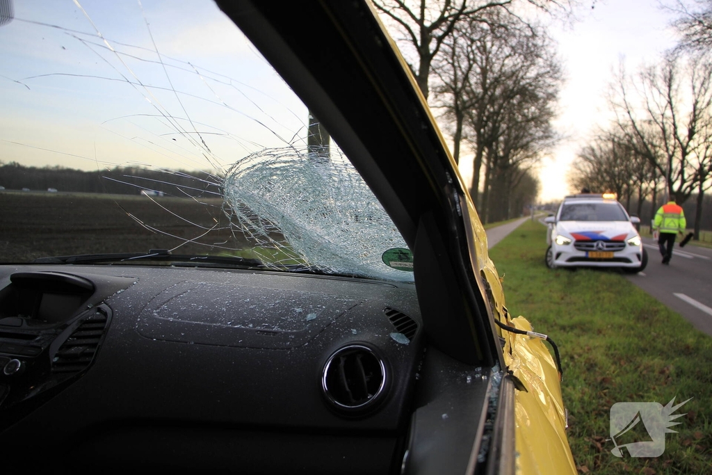 Aanrijding met letsel na botsing tussen auto en vrachtwagen