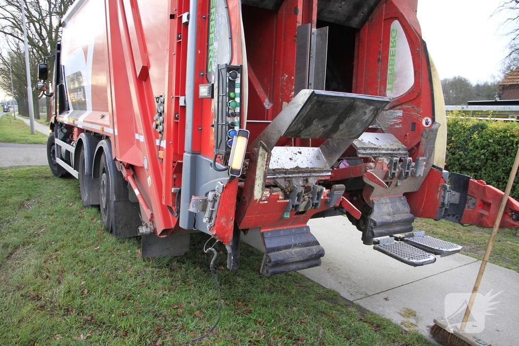Aanrijding met letsel na botsing tussen auto en vrachtwagen