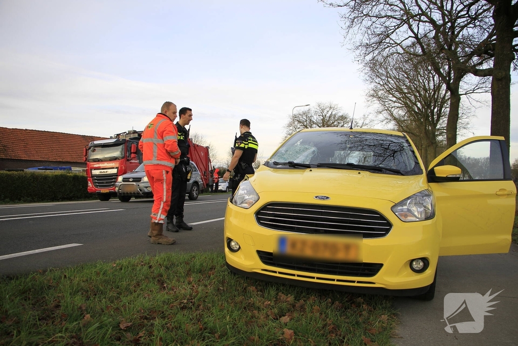 Aanrijding met letsel na botsing tussen auto en vrachtwagen