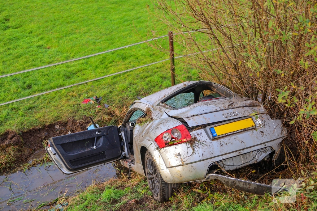 Auto te water in ongeval