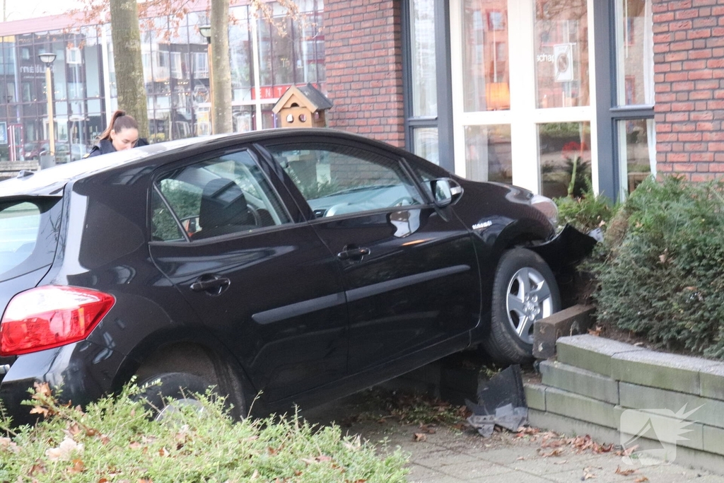 Bestuurder verliest controle over auto