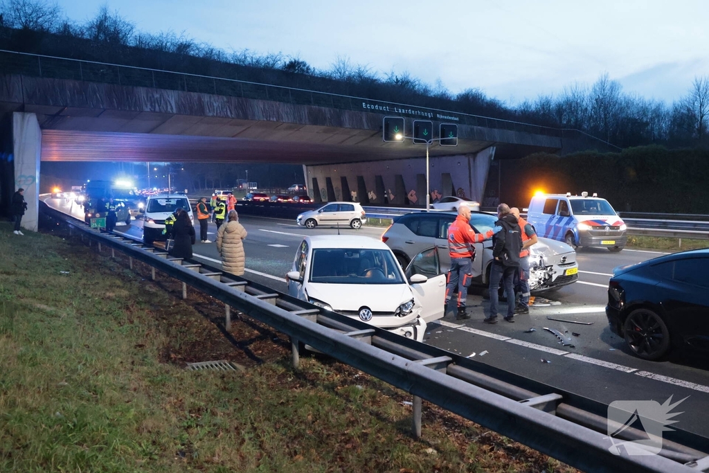Zes voertuigen betrokken bij kettingbotsing op snelweg