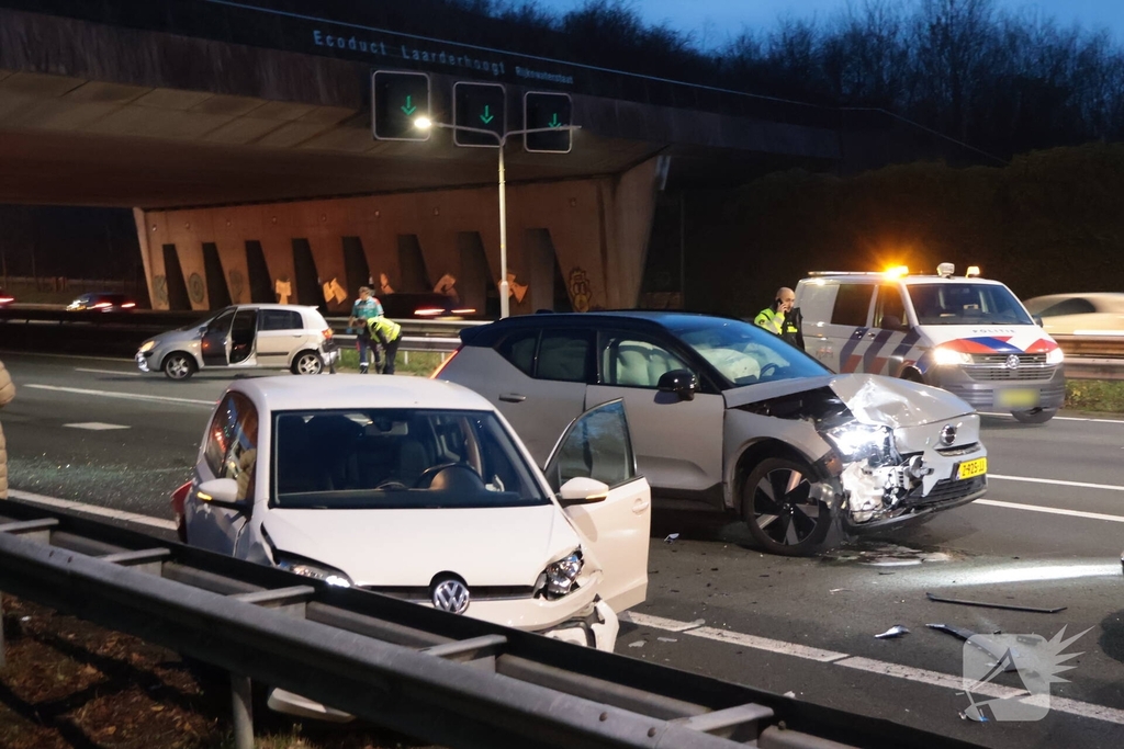 Zes voertuigen betrokken bij kettingbotsing op snelweg