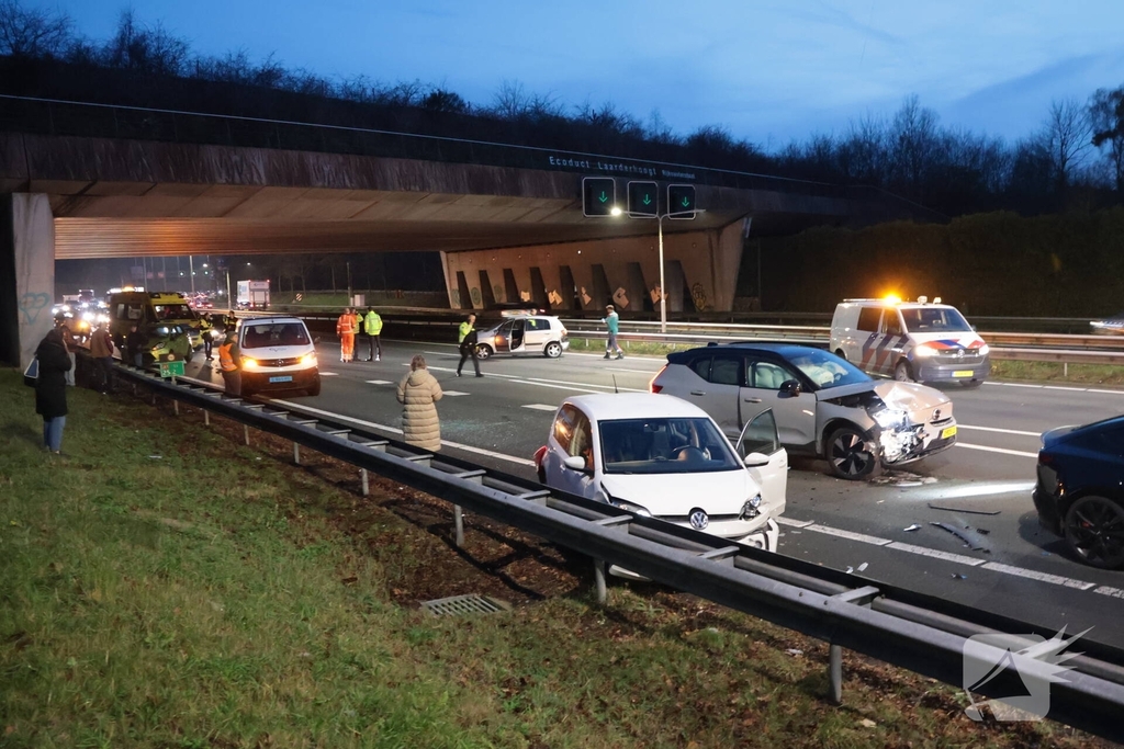 Zes voertuigen betrokken bij kettingbotsing op snelweg