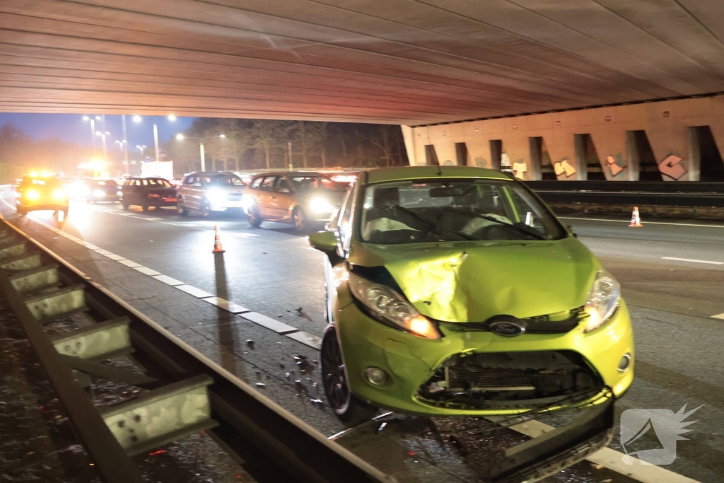 Zes voertuigen betrokken bij kettingbotsing op snelweg