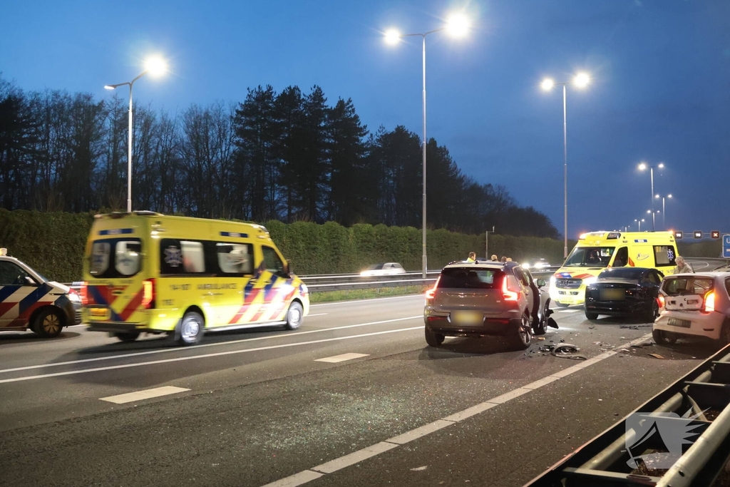 Zes voertuigen betrokken bij kettingbotsing op snelweg