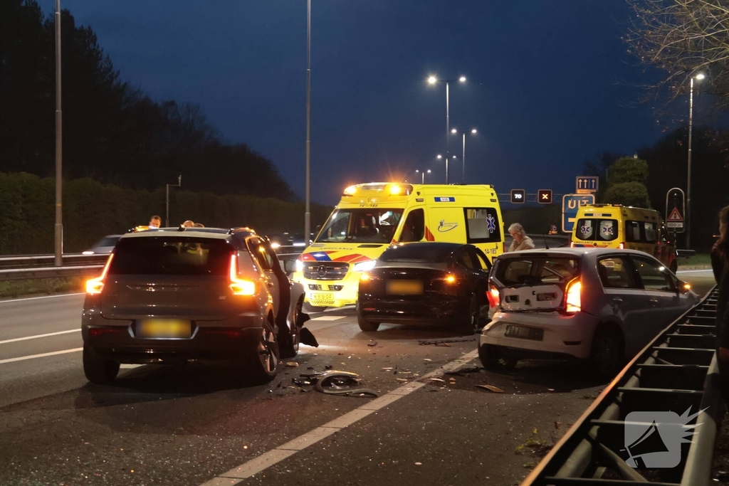 Zes voertuigen betrokken bij kettingbotsing op snelweg