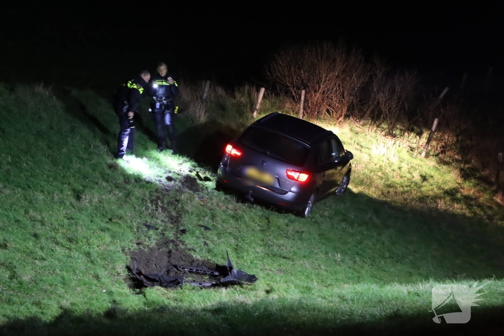 Bestuurder botst tegen dijk na poging tot aanrijding