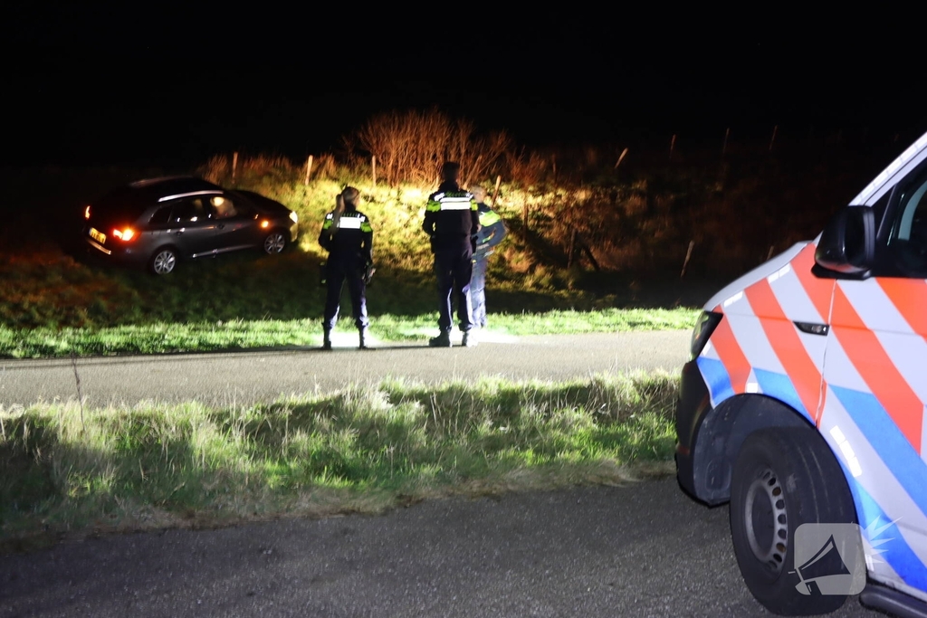 Bestuurder botst tegen dijk na poging tot aanrijding