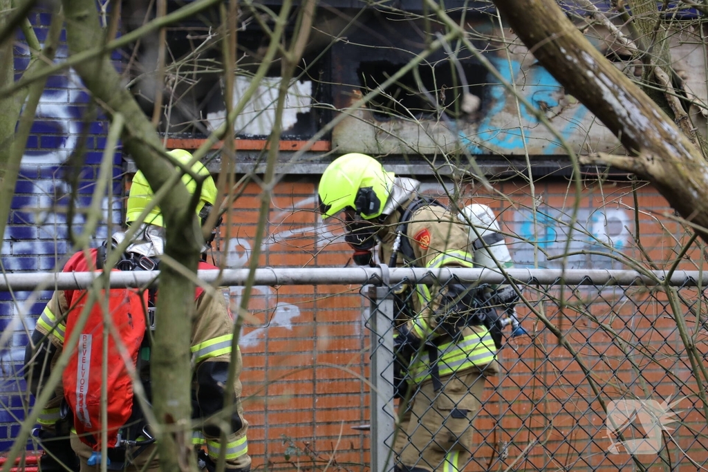 Brand in verlaten schuur zorgt voor sterke geur