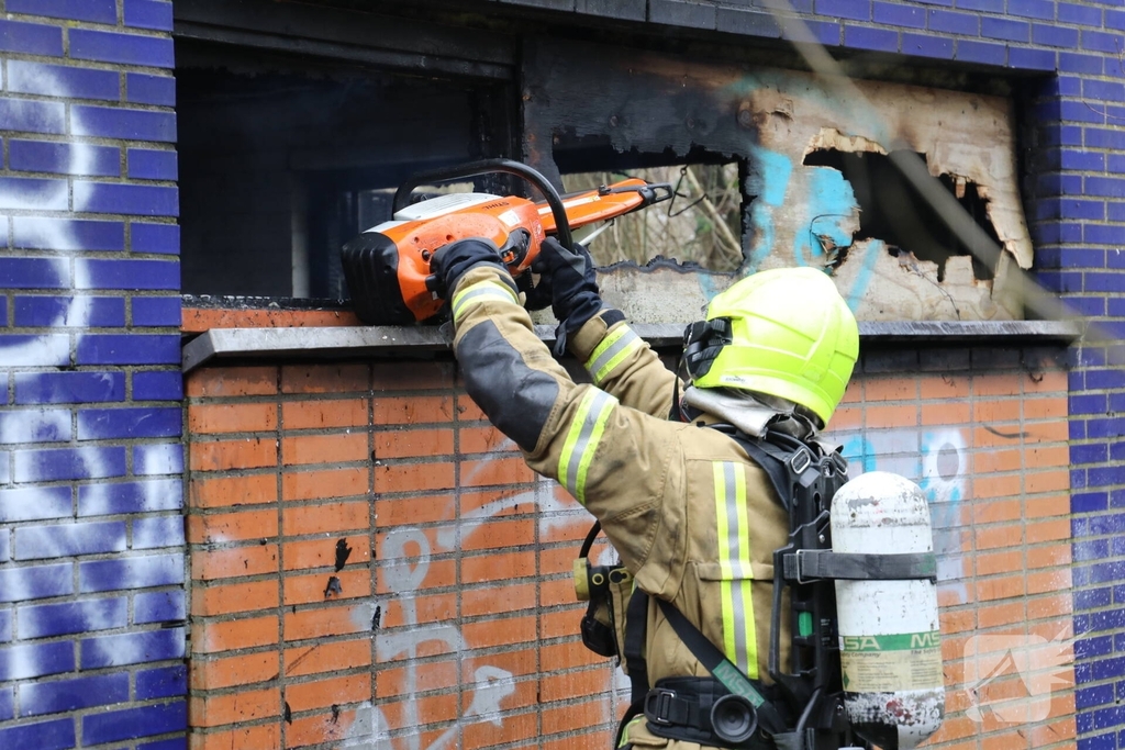 Brand in verlaten schuur zorgt voor sterke geur