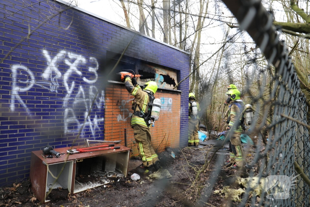 Brand in verlaten schuur zorgt voor sterke geur