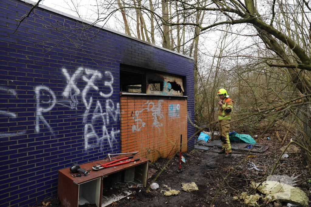 Brand in verlaten schuur zorgt voor sterke geur