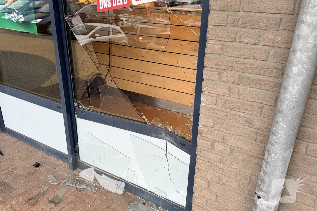 Ongeval met auto leidt tot schade aan pizzazaak