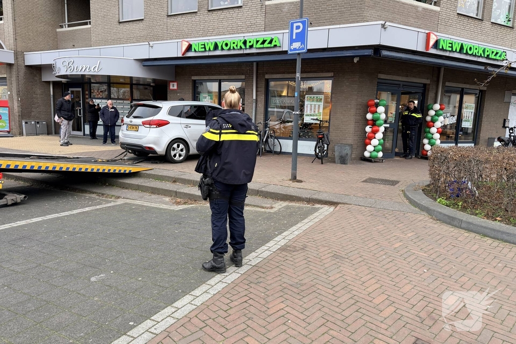 Ongeval met auto leidt tot schade aan pizzazaak
