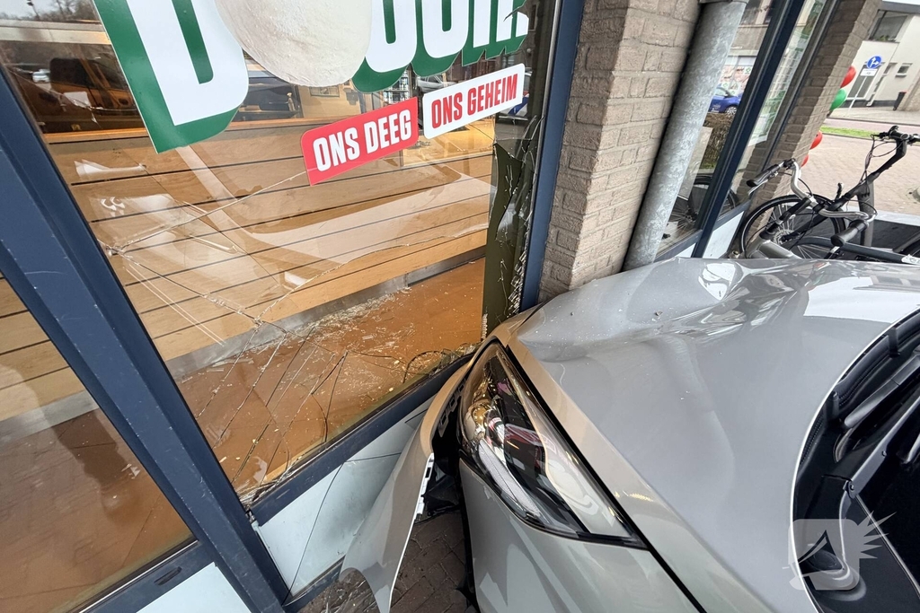 Ongeval met auto leidt tot schade aan pizzazaak
