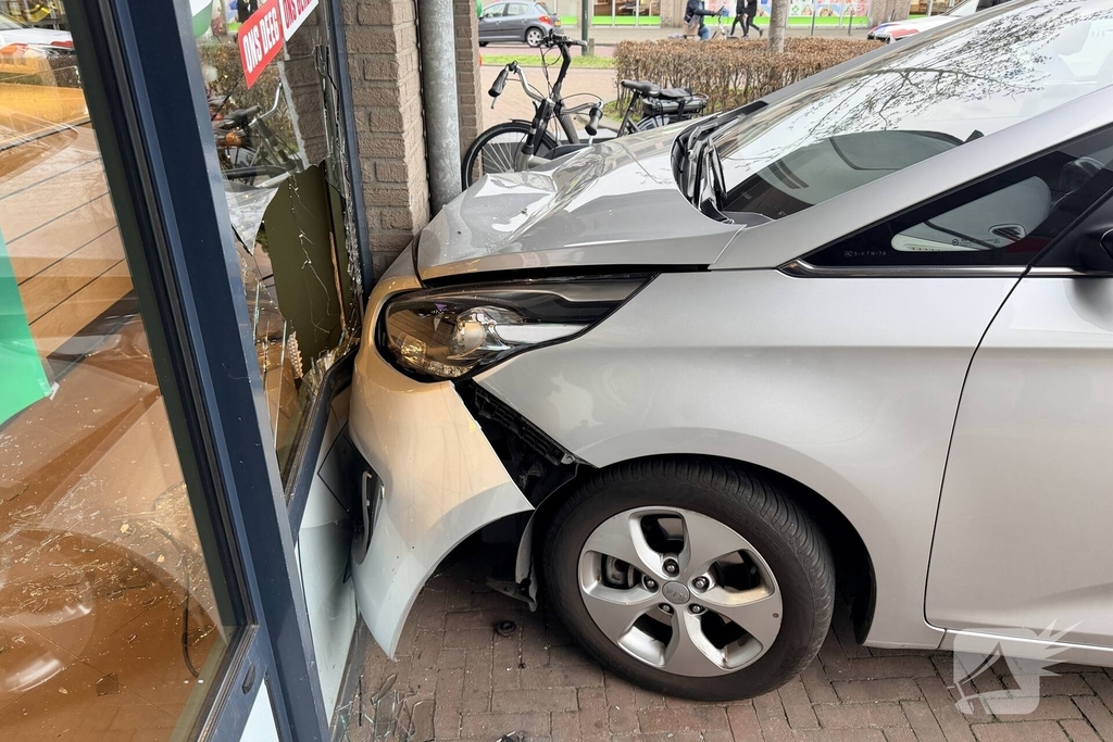 Ongeval met auto leidt tot schade aan pizzazaak