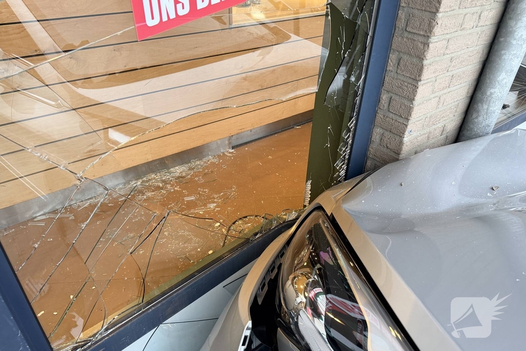 Ongeval met auto leidt tot schade aan pizzazaak