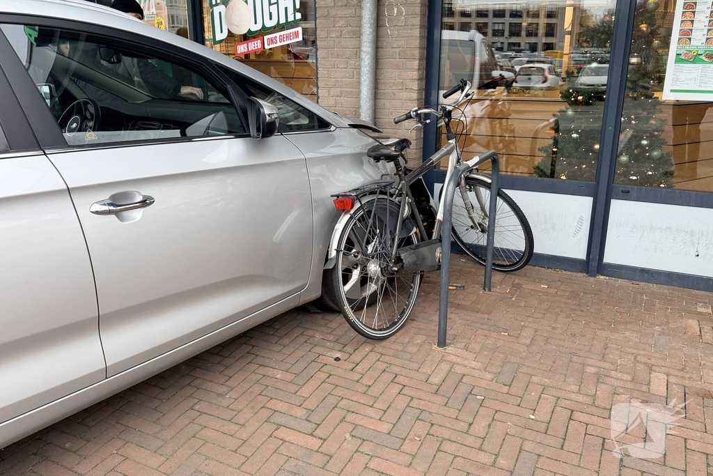 Ongeval met auto leidt tot schade aan pizzazaak