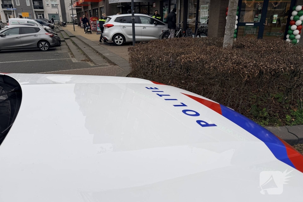 Ongeval met auto leidt tot schade aan pizzazaak