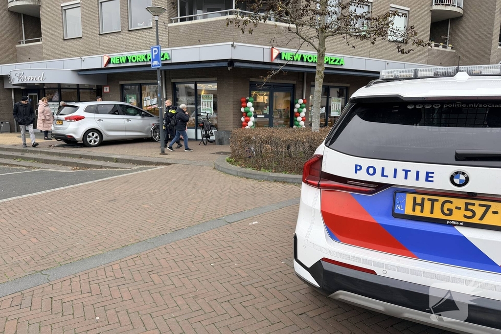Ongeval met auto leidt tot schade aan pizzazaak