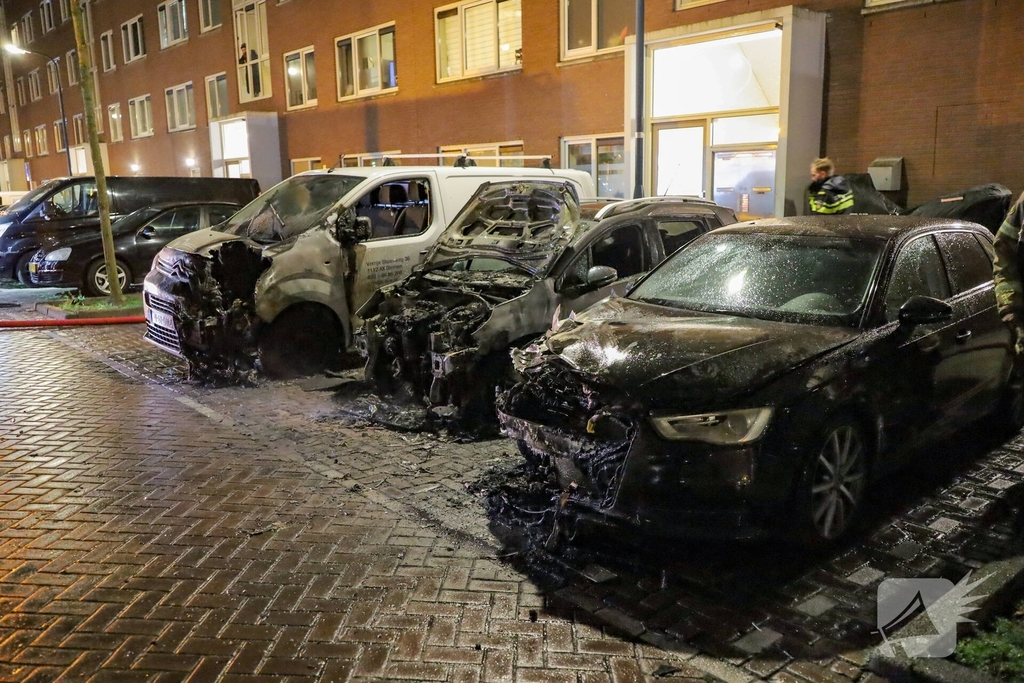 Drie auto's verwoest door brand in Amsterdam