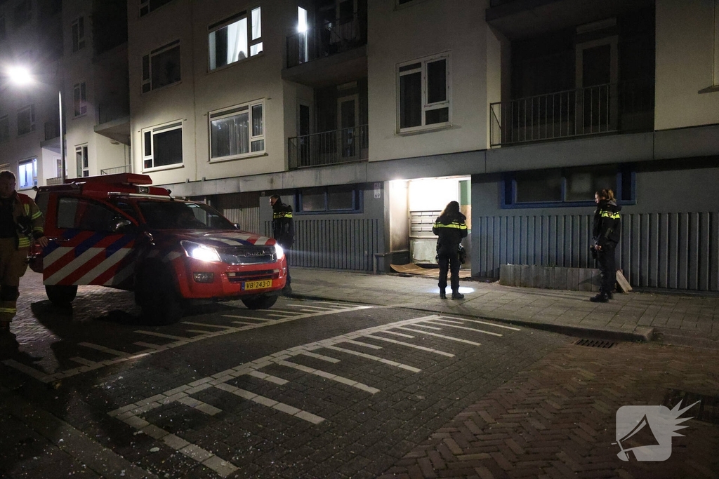 Explosie veroorzaakt brand in portiekwoning