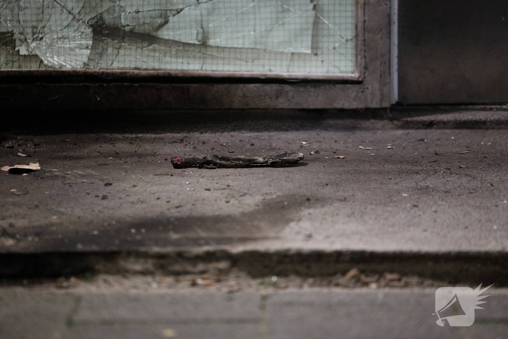 Explosie veroorzaakt brand in portiekwoning