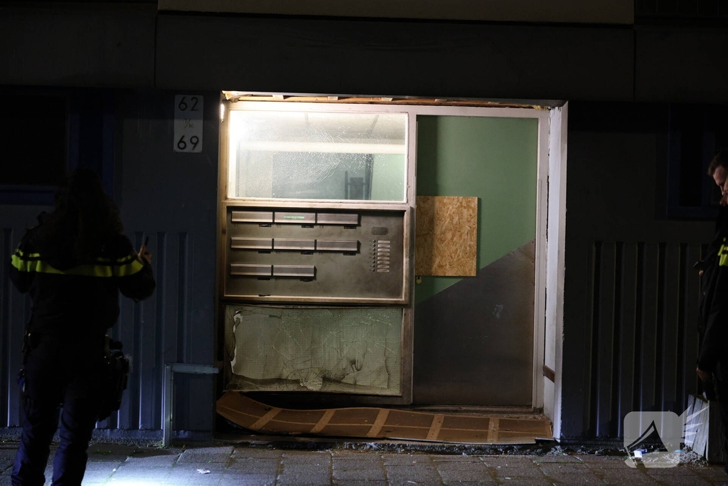 Explosie veroorzaakt brand in portiekwoning