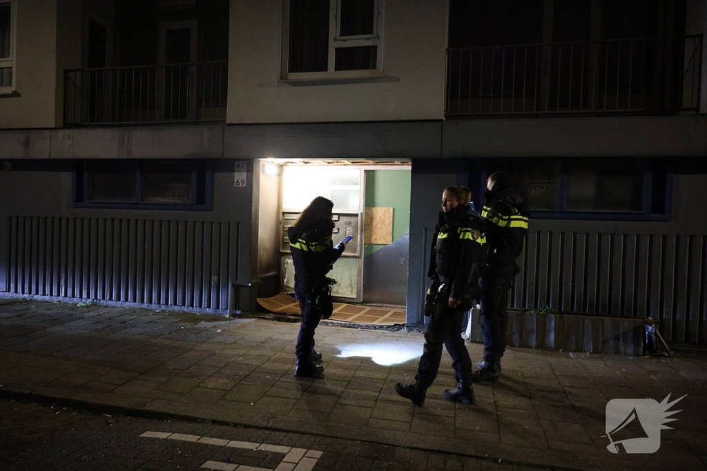 Explosie veroorzaakt brand in portiekwoning