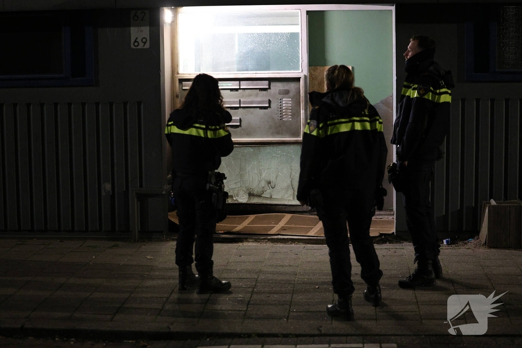 Explosie veroorzaakt brand in portiekwoning