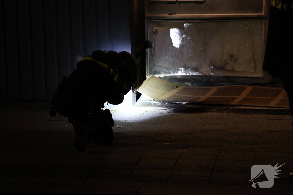 Explosie veroorzaakt brand in portiekwoning