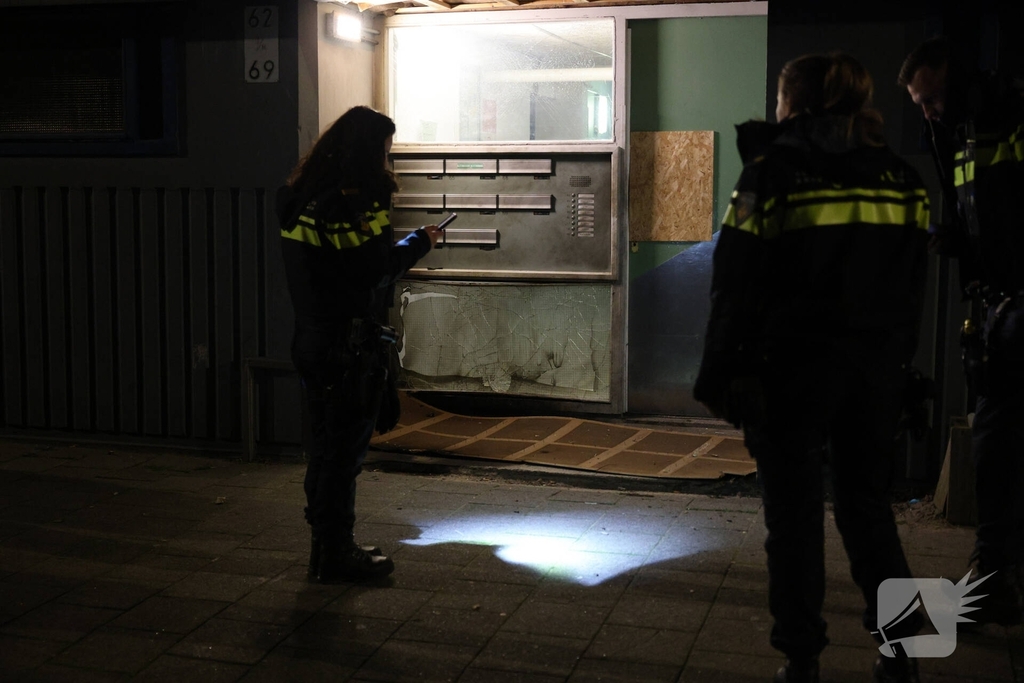 Explosie veroorzaakt brand in portiekwoning