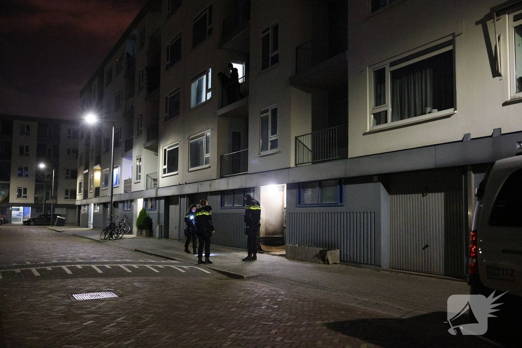 Explosie veroorzaakt brand in portiekwoning