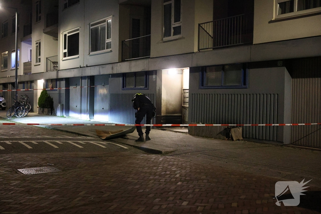 Explosie veroorzaakt brand in portiekwoning