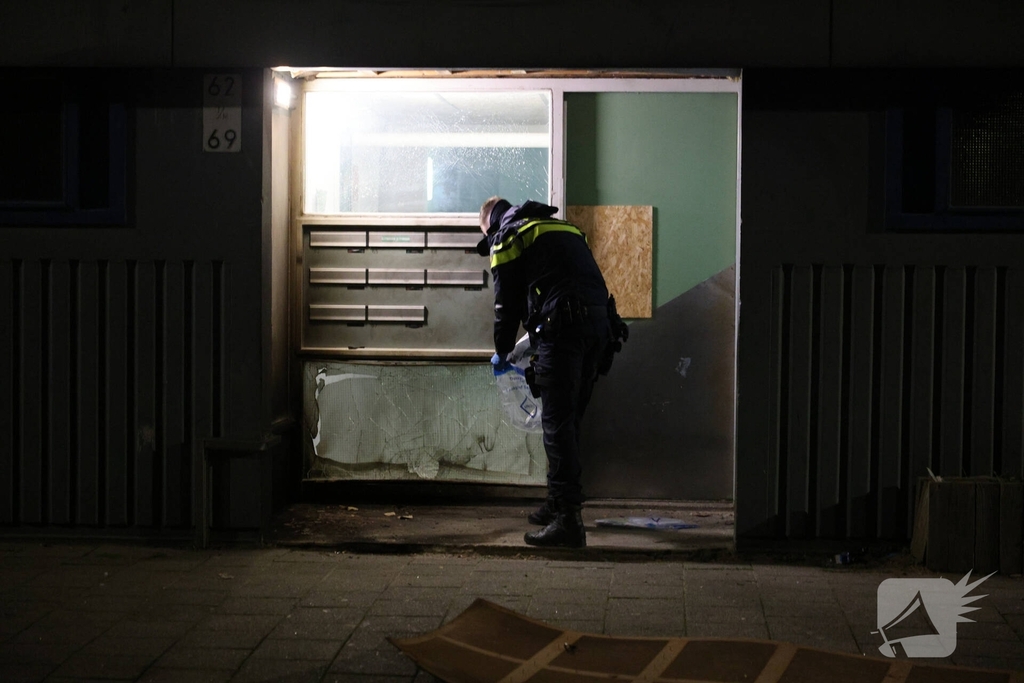 Explosie veroorzaakt brand in portiekwoning