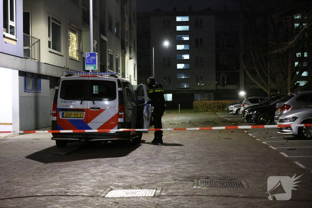 Explosie veroorzaakt brand in portiekwoning