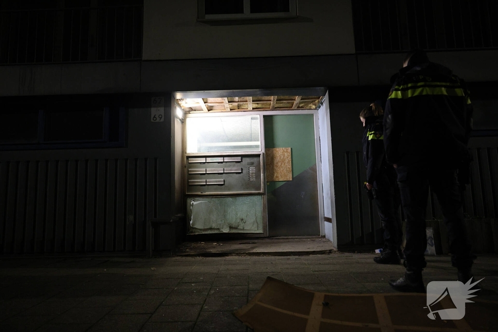 Explosie veroorzaakt brand in portiekwoning