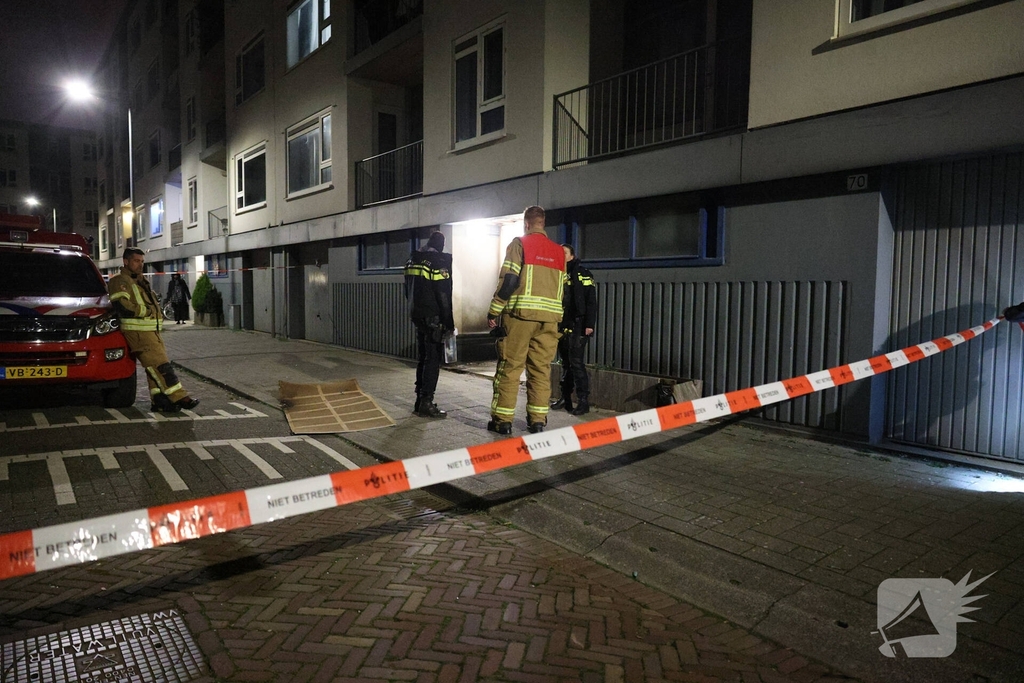 Explosie veroorzaakt brand in portiekwoning