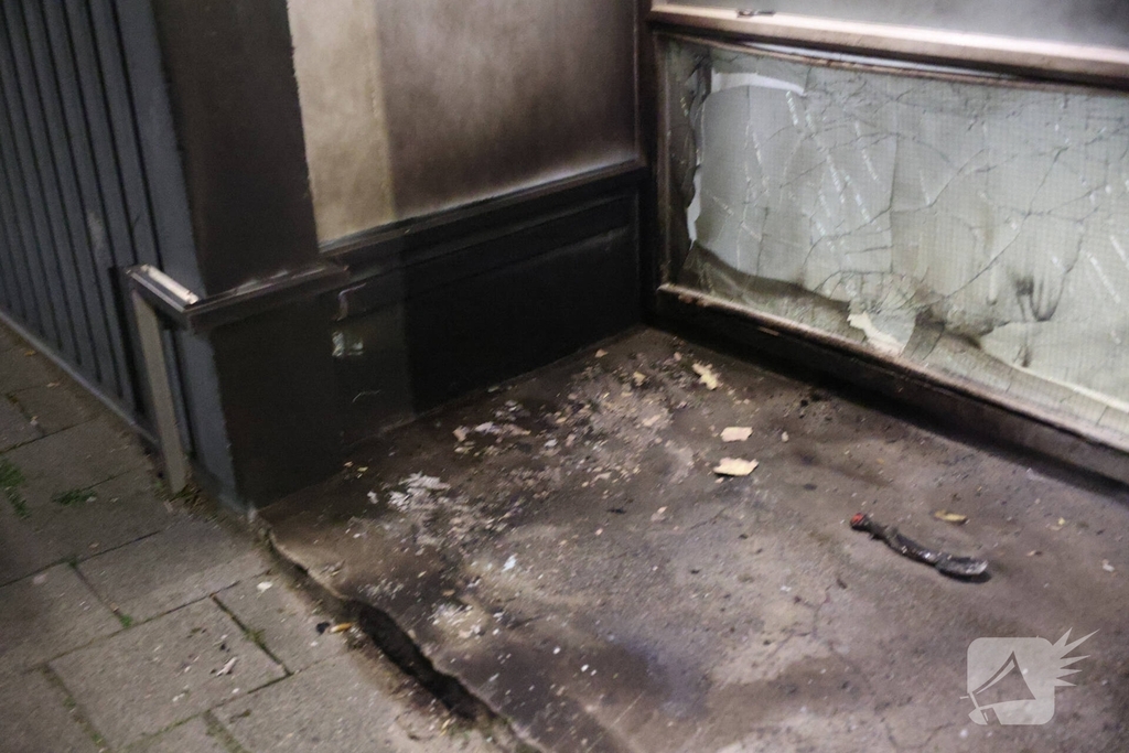 Explosie veroorzaakt brand in portiekwoning